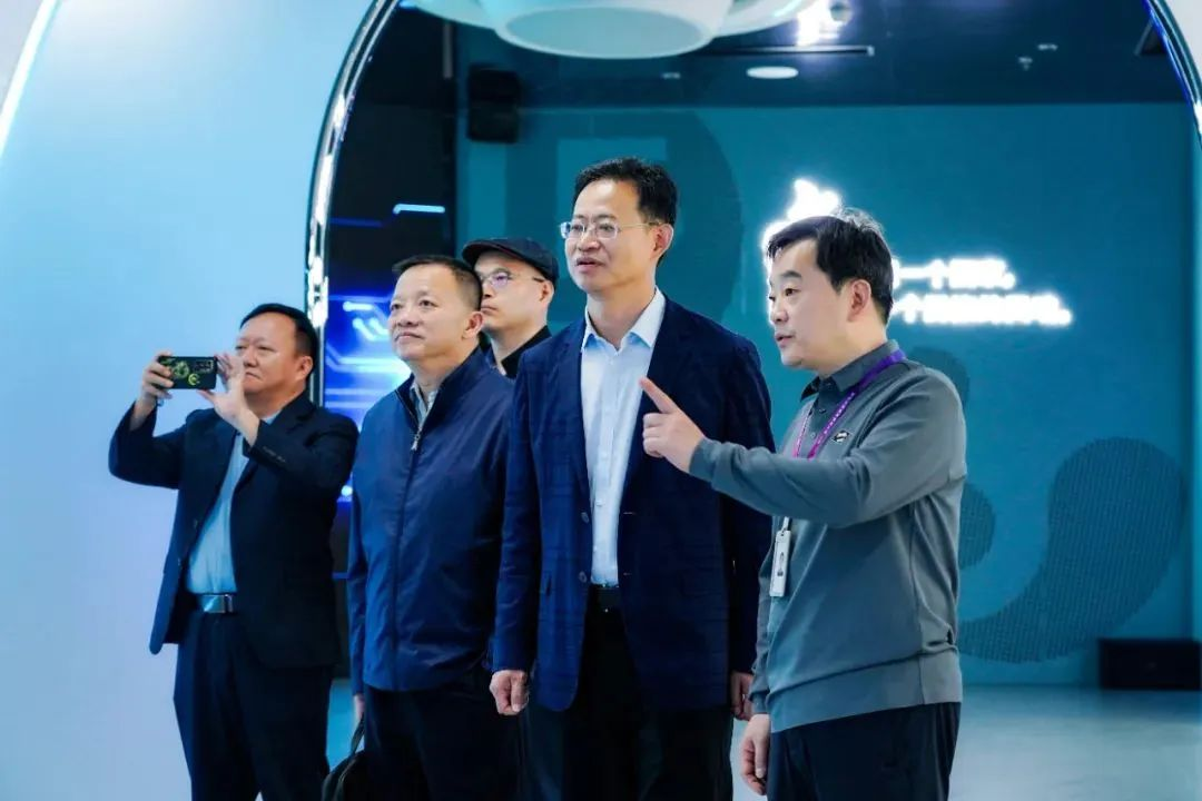 国家广电总局发展研究中心一行赴尊龙(中国)时凯励丰文化调研指导